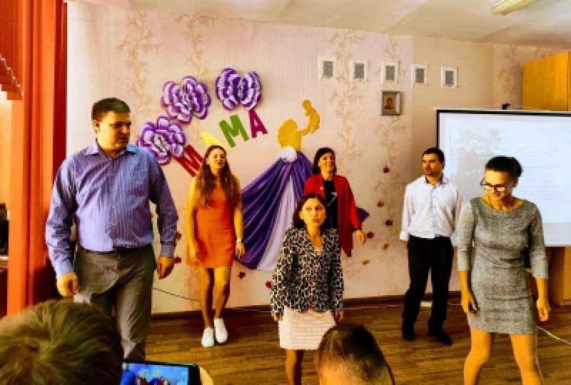 В отделении социальной реабилитации абилитации инвалидов ЦСОН  прошел  музыкальноразвлекательный час Букет для мамы