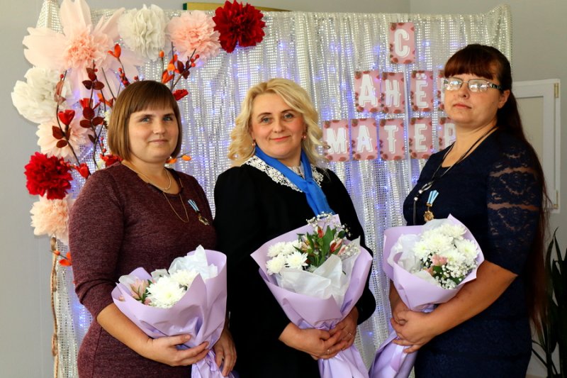 В рамках Недели родительской любви в Зельве поздравили женщинматерей