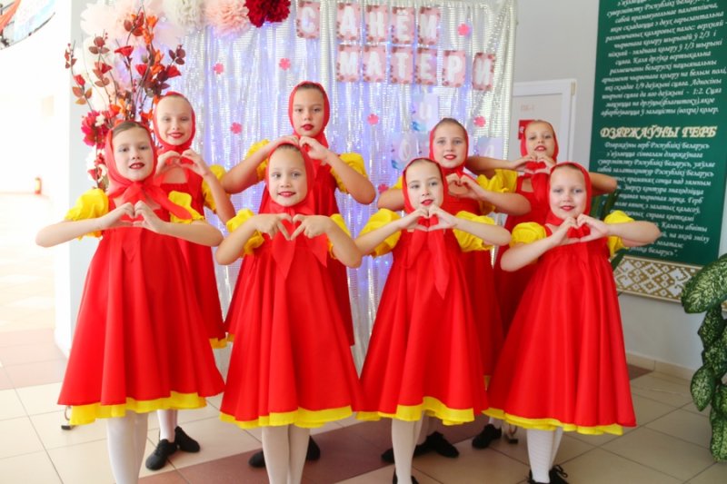 Для самых близких и родных Концертная программа в рамках Недели родительской любви прошла в Зельве