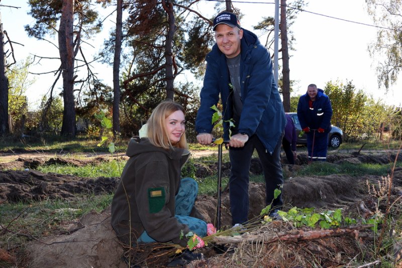 Государственные служащие депутаты лесники стали участниками акции Дай лесу новае жыццё