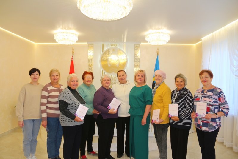В рамках Недели родительской любви пожилые зельвенцы познакомились с историей и делопроизводством ЗАГС