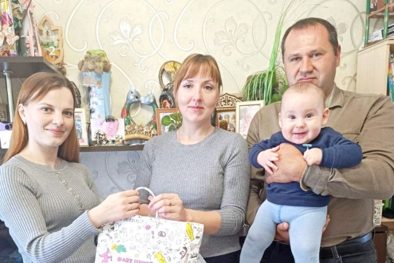 Быть папой  большой труд В один из самых молодых но очень важных праздников специалисты ЦСОН нанесли визит многодетным семьям