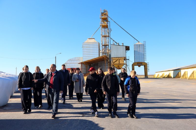 Кто в аграрии пойдет Деречинские школьники в рамках профориентации посетили госпредприятие Голынка