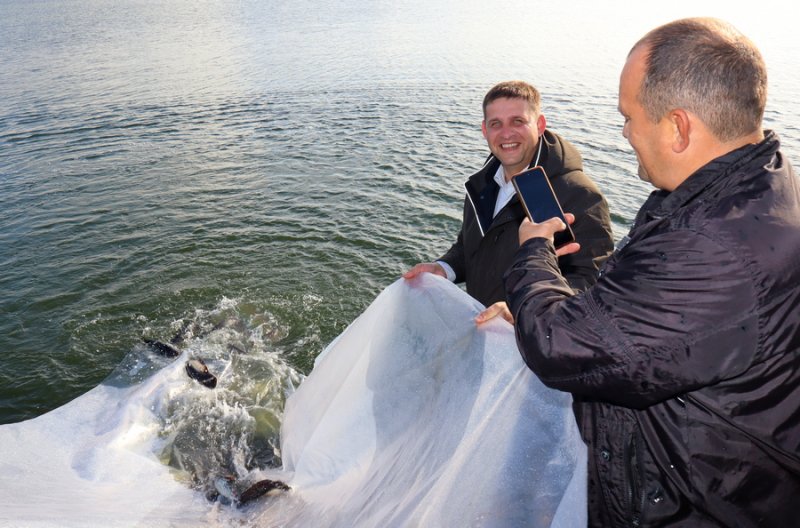 ФОТОФАКТ как провели зарыбление на водохранилище Зельвянское