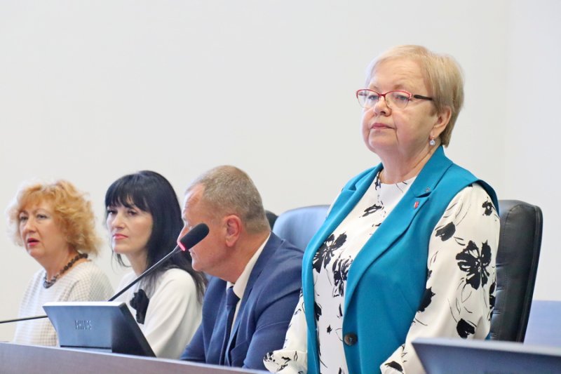 С благодарностью  за труд На совете районного объединения профсоюзов рассмотрен вопрос об освобождении от занимаемой должности пре