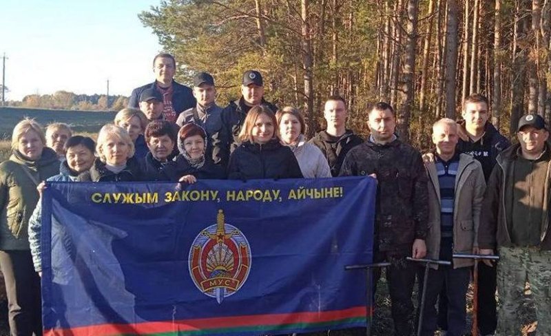 Задел на будущее работники Зельвенского РОВД высадили саженцы в рамках акции Дай лесу новае жыццё