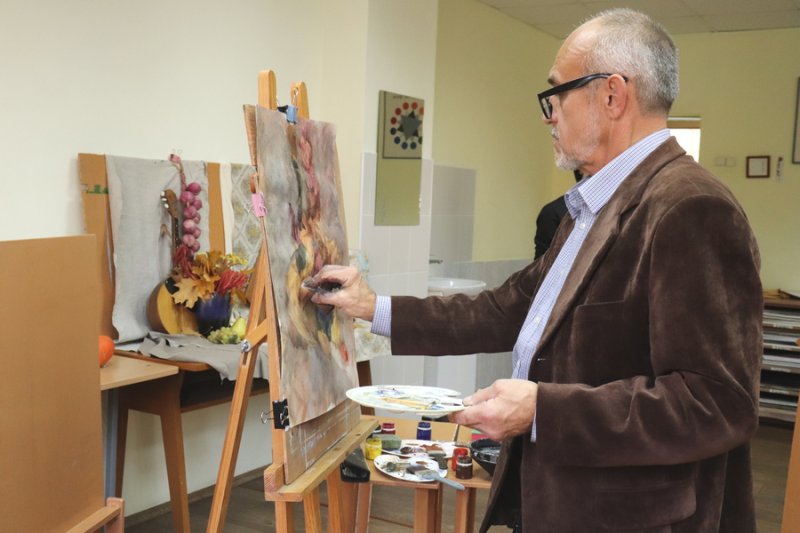 Сила красок и кисти Российский художник Алексей Мясников провел мастеркласс для учеников Зельвенской детской школы искусств