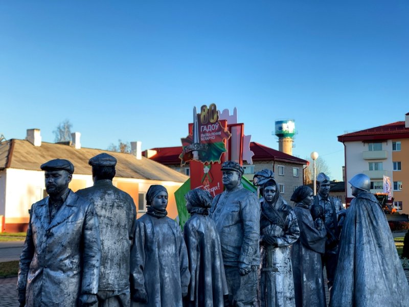 Дажынкi в Мостах начались с митинга памяти воинам и партизанам погибшим в годы Великой Отечественной войны