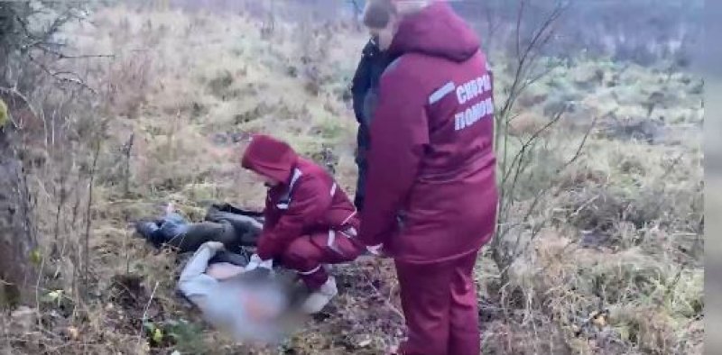 Издевательства над беженцами продолжаются Латвийские силовики выбросили на белорусскую территорию избитого мужчину вместе с трупом его друга