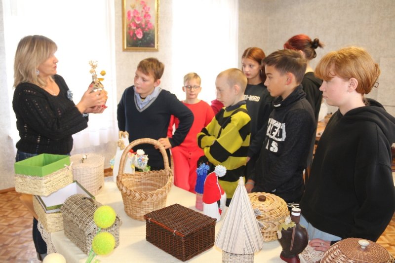 Волонтёры серебряного возраста и руководители кружков ЦСОН поделились своим мастерством с учениками гимназии