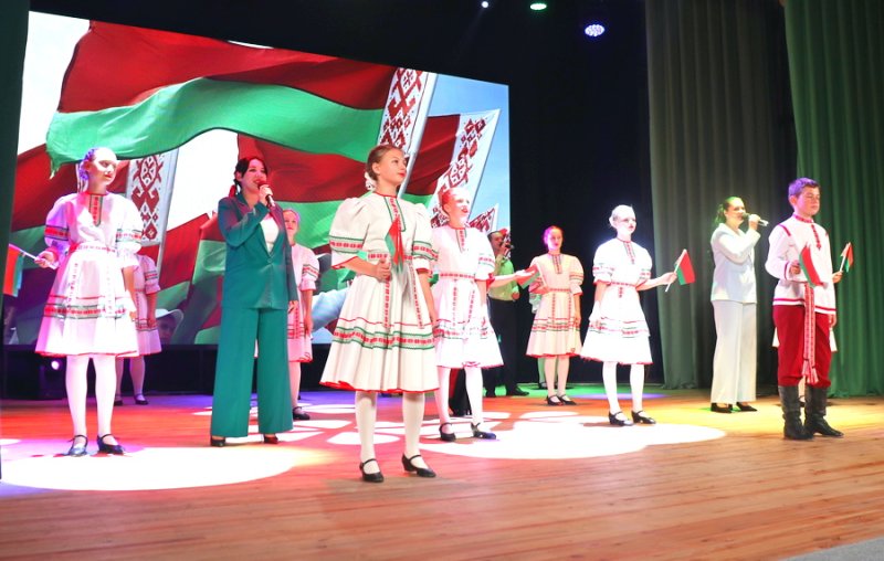 Праздничная программа Октябрьская революция  страницы истории прошла в Зельве