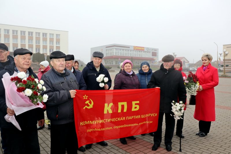 Фотофакт Зельвенцы празднуют День Октябрьской революции