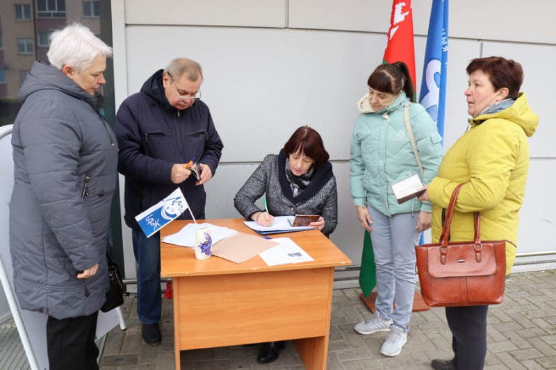 Зельвенцы принимают активное участие в пикетах по сбору подписей для выдвижения кандидатов в Президенты