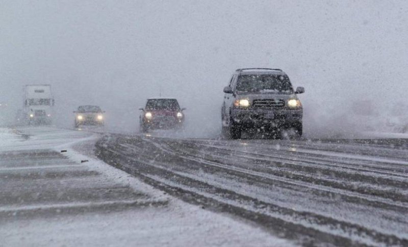 Какие рекомендации важно соблюдать водителям и пешеходам в условиях непогоды