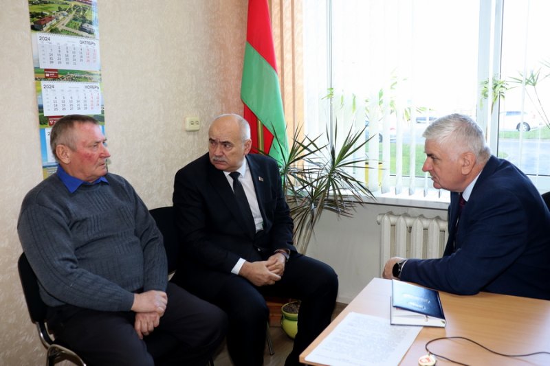 В контакте с зельвенцами Депутат Палаты представителей Национального собрания Республики Беларусь Валентин Семеняко работает в районе