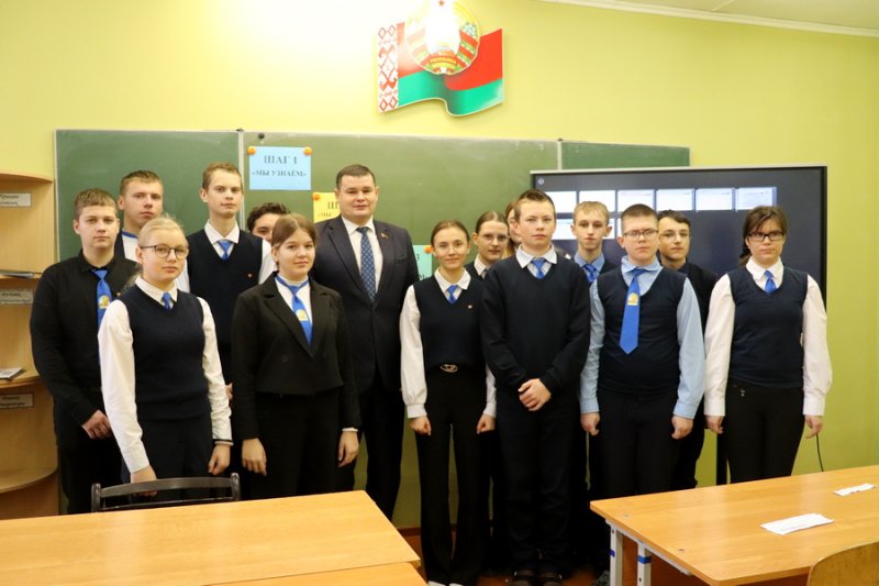 В рамках проекта ШАГ председатель райсовета Вадим Панасик встретился с князевскими школьниками