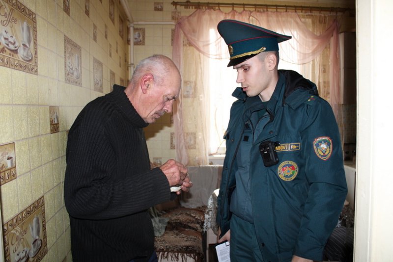 Спасатели Зельвенского РОЧС совместно с представителями энергоинспекции и РОВД посетили домовладения граждан