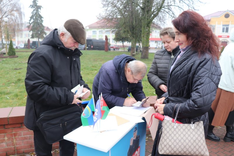 На Зельвенщине продолжаются пикеты по сбору подписей в поддержку выдвижения кандидатов на пост Президента Республики Беларусь