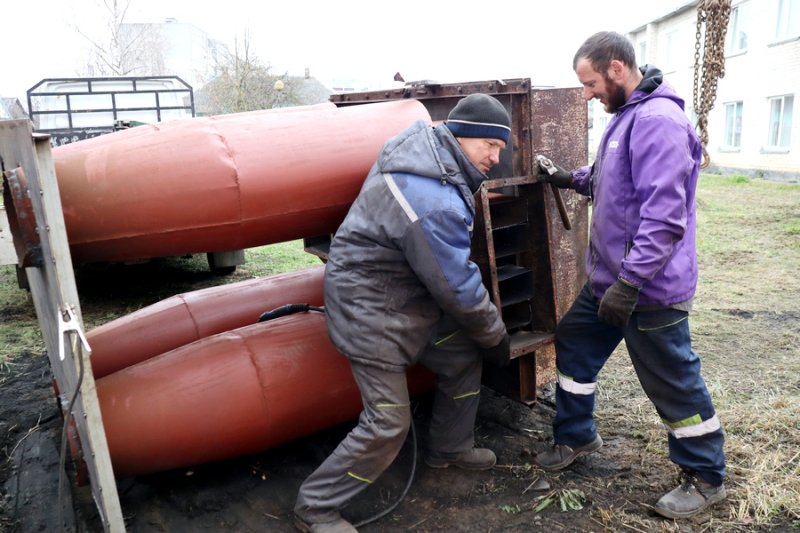 Фотофакт На Центральной котельной устанавливают отремонтированный фильтр для улавливания выбросов сажи