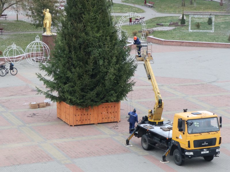 Праздник к нам приходит Главную новогоднюю ёлку района установили в Зельве