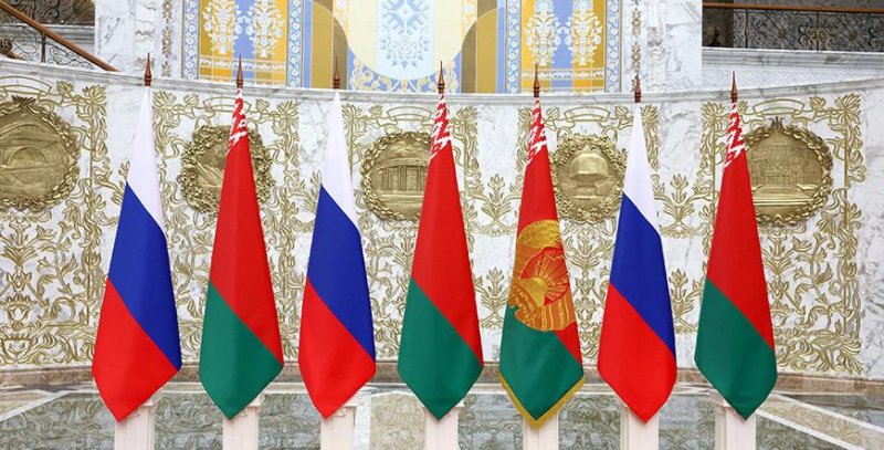 Владимир Путин прибыл во Дворец Независимости для участия в ВГС Союзного государства