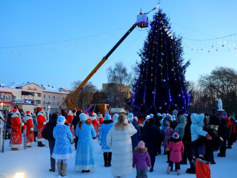 Приглашаем зельвенцев зажечь новогодние огни на главной ёлке района