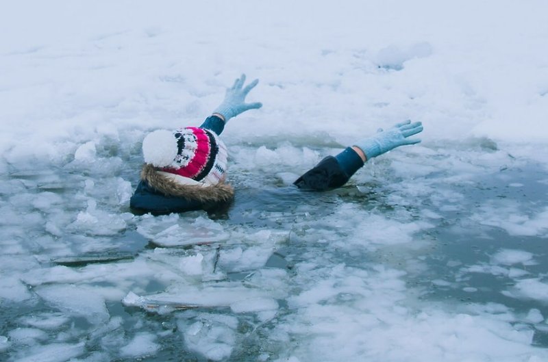 Зельвенский РОЧС предупреждает соблюдайте правила поведения на льду