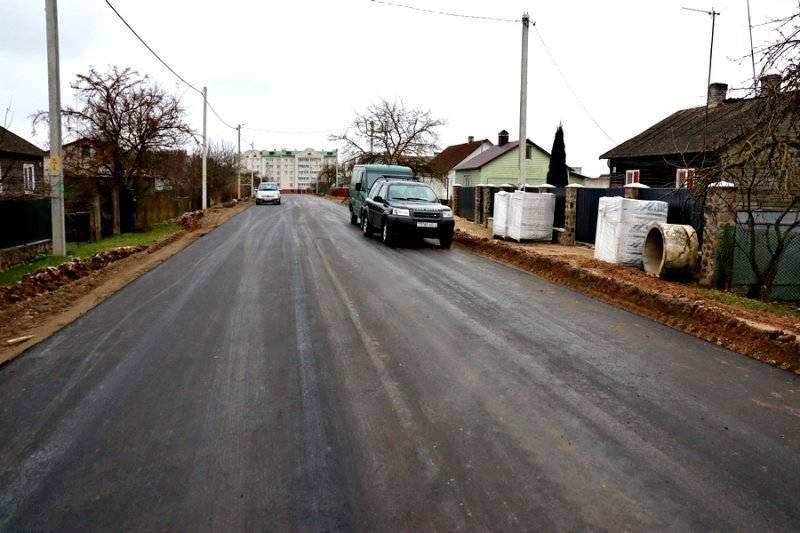 В микрорайоне Северный на прошлой неделе полностью завершили укладку асфальта на улице Якуба Коласа