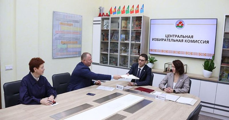 ЦИК принял документы для регистрации Хижняка кандидатом в Президенты Беларуси