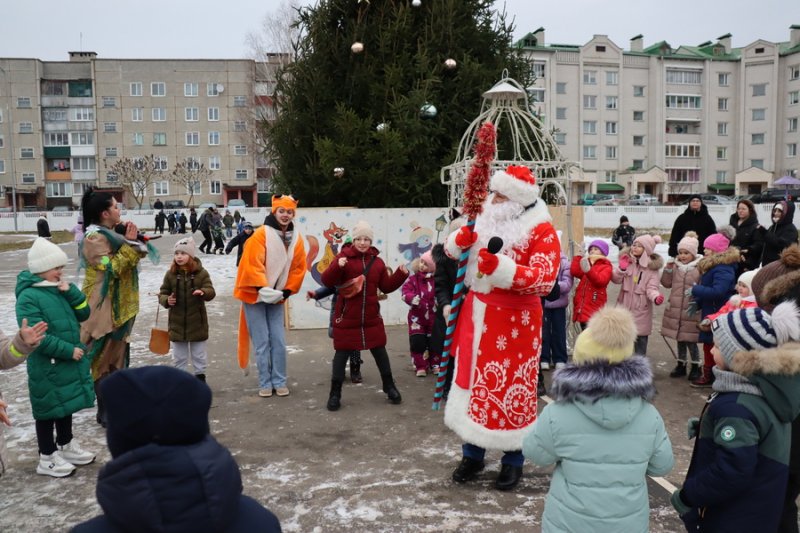 Зажигаем вместе Развлекательная новогодняя программа прошла в микрорайоне Северный