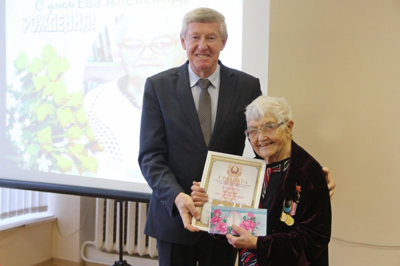 В Зельве с летним юбилеем поздравили ветерана труда Еву Артурову