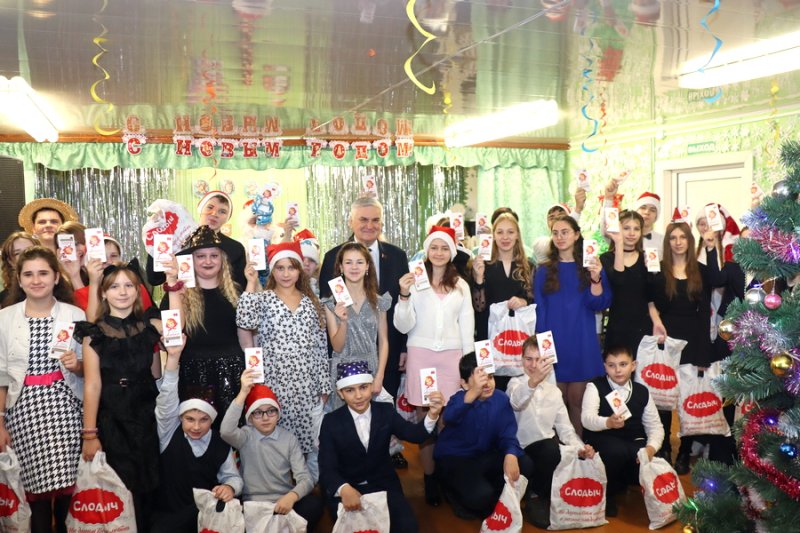 Время чудес и заботы Валентин Семеняко побывал в гостях у голынковских школьников