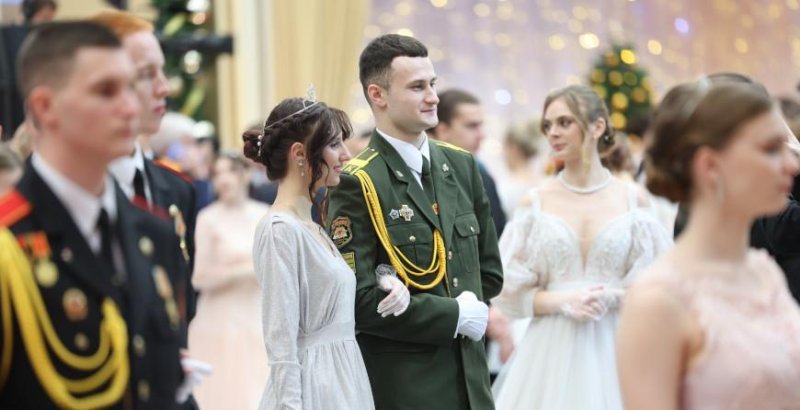 Александр Лукашенко принимает участие в проведении новогоднего бала во Дворце Независимости