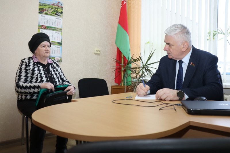 Валентин Семеняко провел прием граждан в райисполкоме