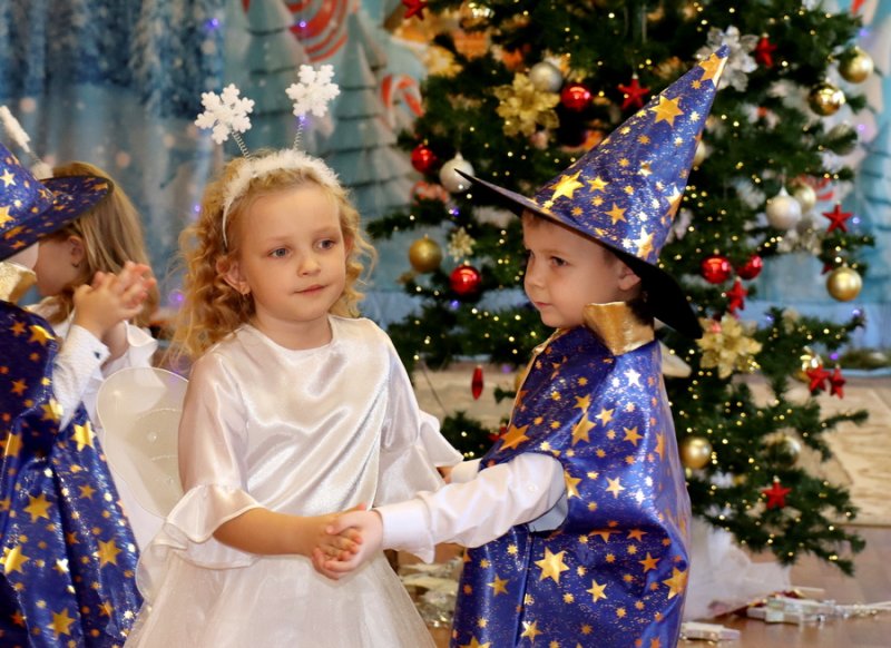 К детям  на утренник На Зельвенщине продолжается благотворительная акция Наши дети