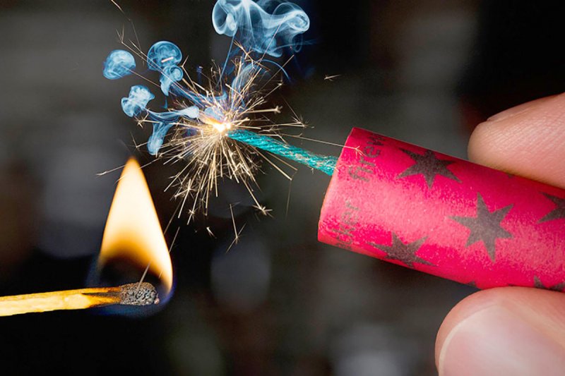 Вплоть до административного ареста Использование петард ракетниц и фейерверков в общественных местах расценивается как мелкое хулиганство