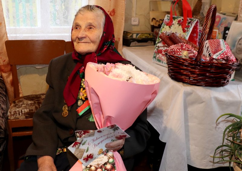 На Зельвенщине с новогодними праздниками поздравили ветеранов Великой Отечественной войны