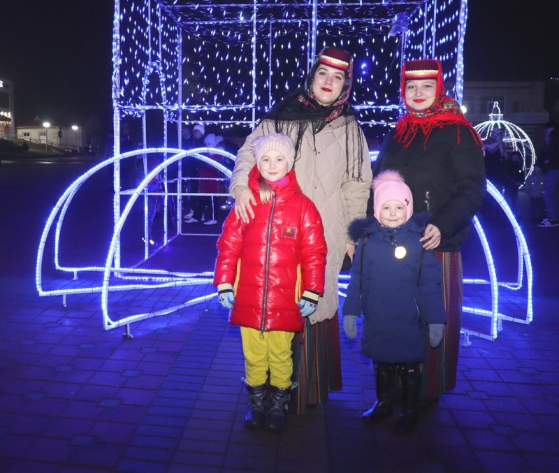 шла Каляда калядуючы а за ёю зэльвенцы шчадруючы