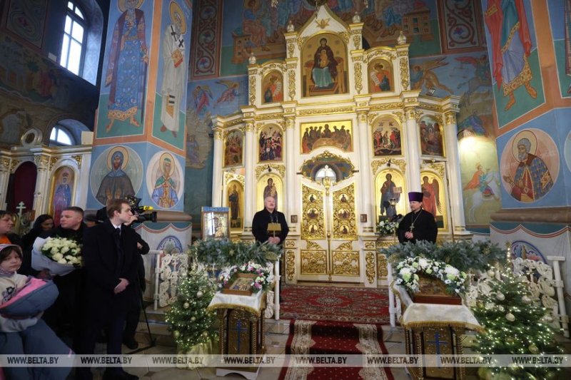 Александр Лукашенко в Рождество посетил храм Николая Чудотворца в Логойске