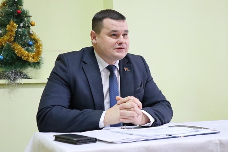 Председатель районного Совета депутатов Вадим Панасик с зельвенцами обсудил ход предстоящих выборов и достижения страны