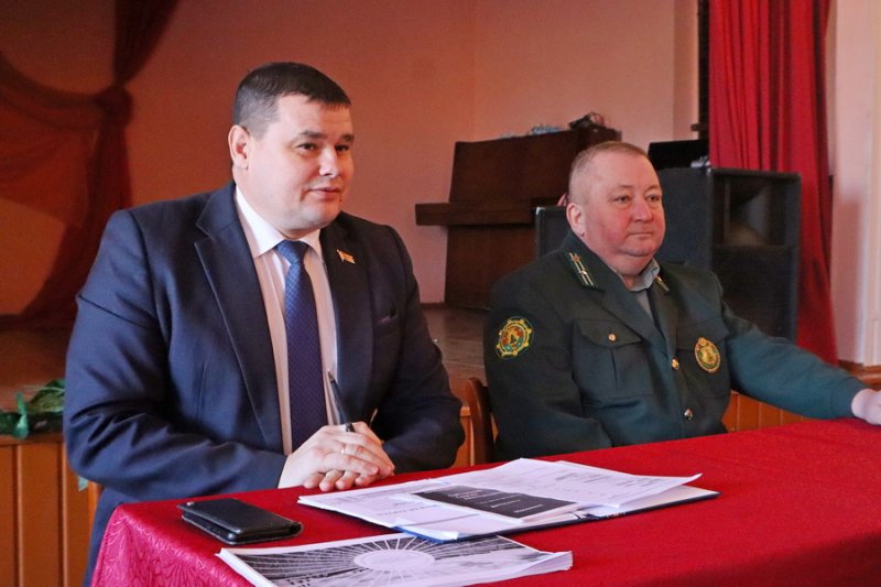 Председатель районного Совета депутатов Вадим Панасик пообщался с жителями агрогородка Кривичи