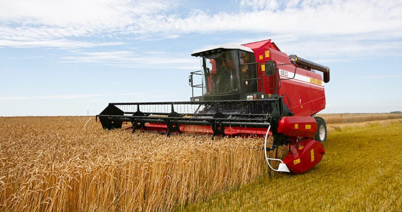 В Беларуси молодые люди смогут получить право управления комбайнами с  лет