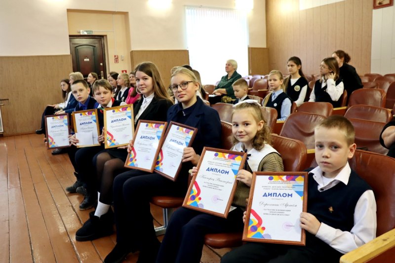 Ларец творчества Более двух десятков работ представили зельвенские школьники на районный конкурс творческих работ