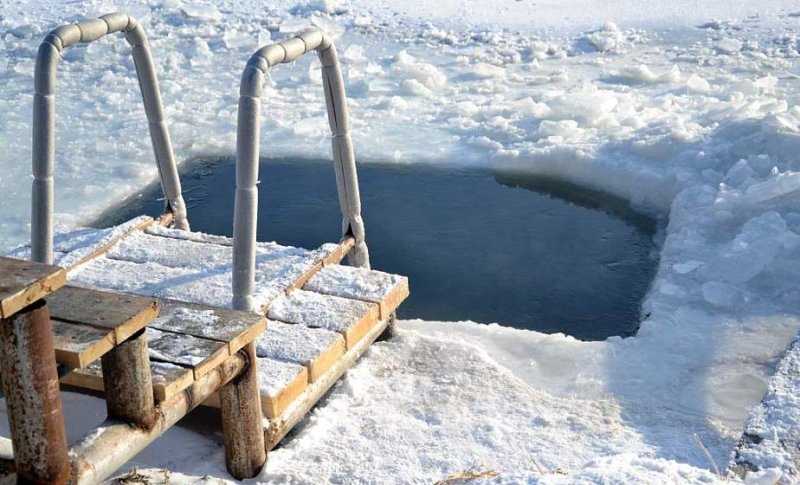 Легкость после окунания чувство радости и риски для здоровья Кому не следует окунаться и как правильно подготовиться если решили это сделать