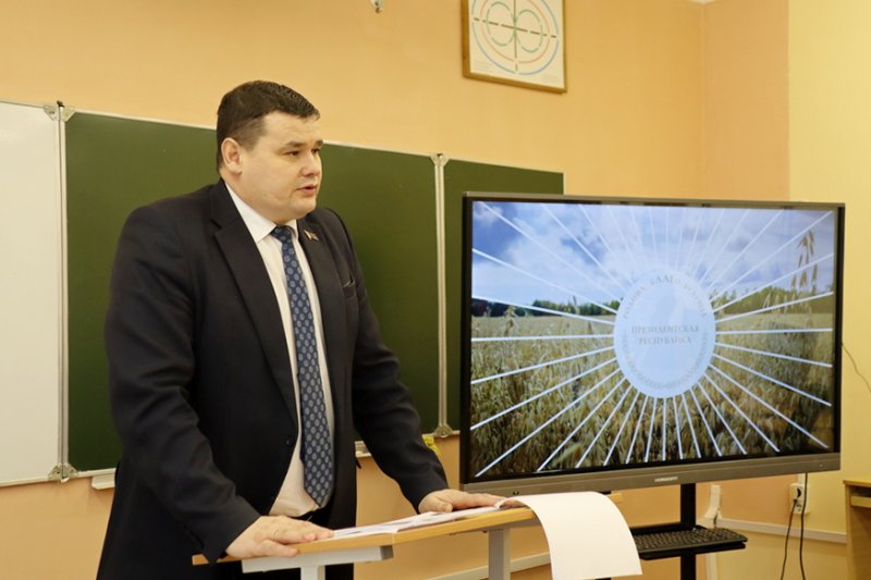 Задача  выбрать лидера Председатель районного Совета депутатов встретился с коллективом Деречинской средней школы