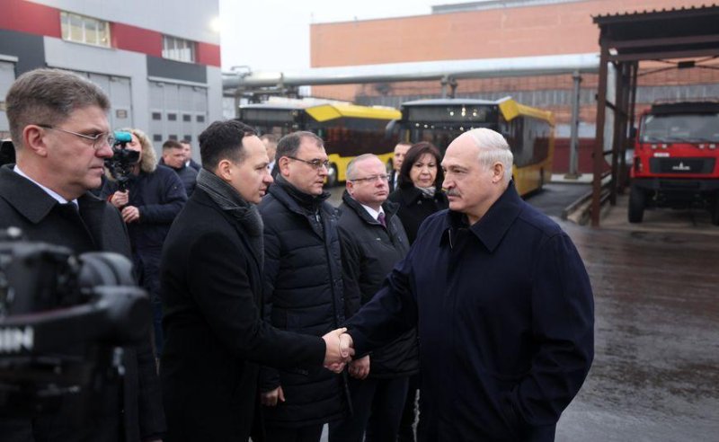 Александр Лукашенко сегодня посещает Минский автозавод