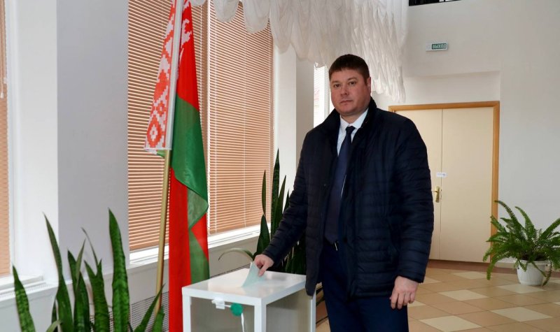 Глава района Денис Ольшевский досрочно проголосовал на выборах Президента Беларуси