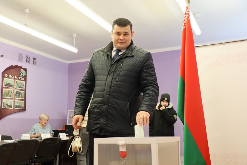 Председатель районного Совета депутатов Вадим Панасик принял участие в досрочном голосовании