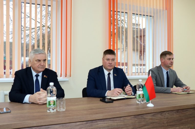 В округе работает депутат Палаты представителей Национального собрания Республики Беларусь Валентин Семеняко