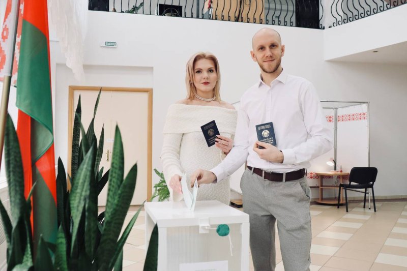 Из ЗАГСа  на избирательный участок В Зельве молодожены приняли участие в досрочном голосовании